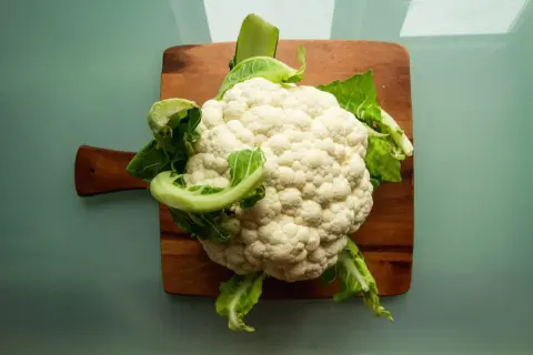 Kalafior na desce. Czy pies może jeść kalafior? Tak, ale z umiarem.
