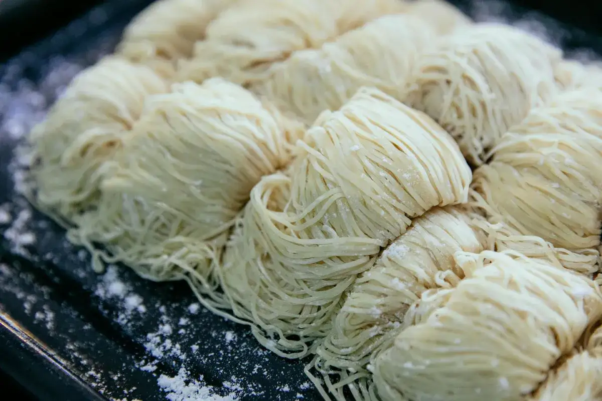 Różne rodzaje makaronu (pełnoziarnisty, bezglutenowy)